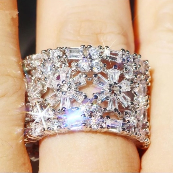 18CT 925 STERLING SILVER DIAMOND CUSHION RING - Picture 5 of 6